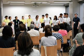 教室をサポートするスポーツ医科学科の学生たち