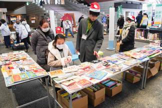 つなぐ書店による絵本のプレゼントコーナー