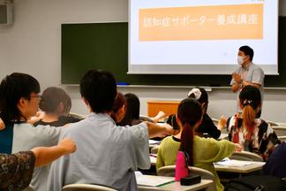 文学部社会福祉学科の学生約50名が参加