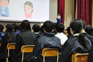 真剣に話を聞く生徒たち