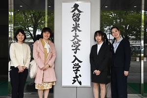 (右)留学生別科から商学部に入学した学生と留学生別科の教員