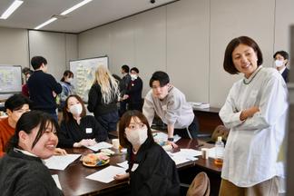 意見を整理しながらグループディスカッション