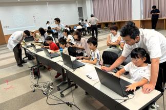 子どもたちのプログラミングをサポート　