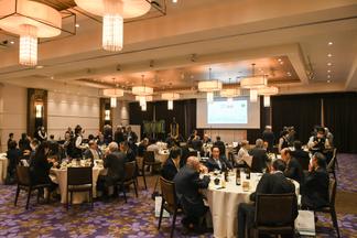 挨拶する横倉義武医学部同窓会長