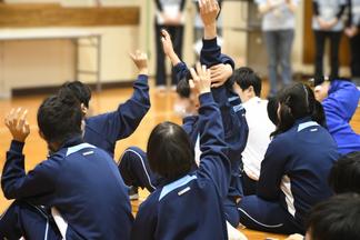 生徒たちも手をあげて積極的に参加