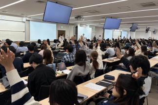 参加学生による投票の様子