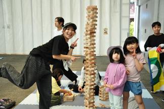 積み木遊びや塗り絵コーナーでは子どもたちの笑顔が