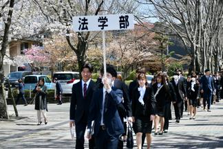 学部ごとにオリエンテーション会場へ