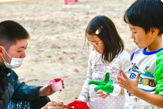 手形の葉っぱで彩るアートツリー