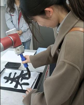 ロボットが学生と書いた「春」を学習