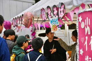 大人気の模擬店の様子