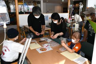 丁寧に作り方をレクチャーする講師