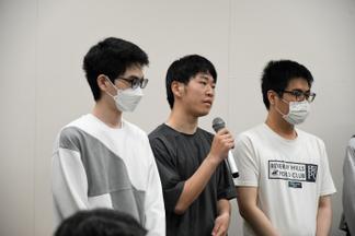 発表をする学生たち