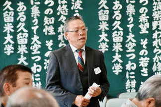 挨拶をするOB会会長