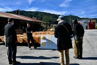 八女流星野製材工場にて、説明をする代表取締役の峯野さん