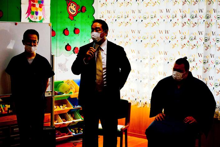 挨拶する安治川親方