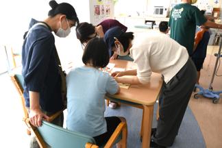 マイヤリングの作り方を説明する水野さん