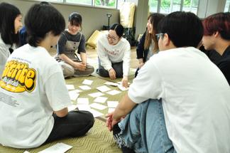 かるたを楽しみながらジェンダーの課題を学ぶ学生たち