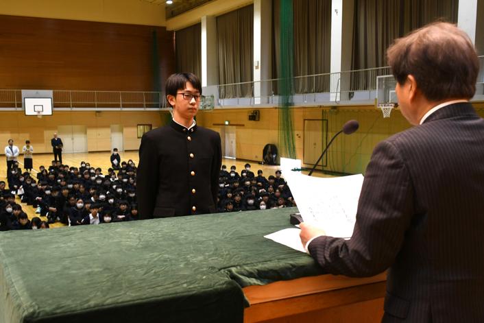学長賞を受ける伊藤幸太郎さん