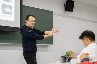 原先生によるテーピング体験