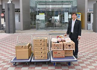 末安伸之みやき町長とご提供いただいた食料品