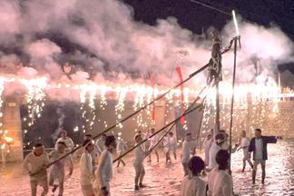 激しく音を立ててぶつかり合います