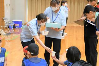 看護学科の学生スタッフは、体調管理や水分補給を担当しています