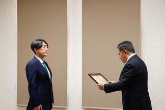 表彰を受ける金田教授