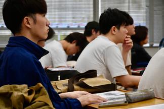 講義を受ける学生