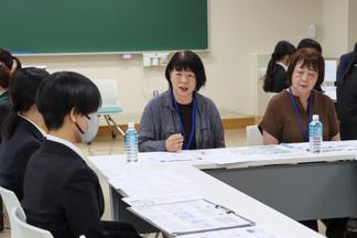 グループに分かれて研修成果発表