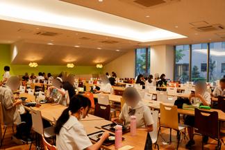 学食(Medicafe)でのお昼休憩の様子
