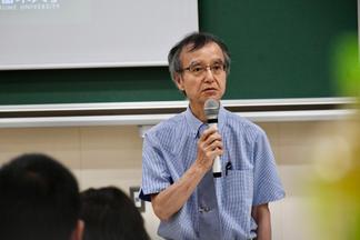 挨拶をする荒井副学長