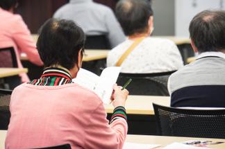 メモを取りながら真剣に視聴する参加者