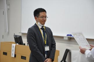 受賞者には賞状と副賞のほか、溝口先生からプレゼントも渡されました