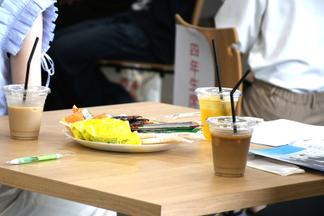 カフェが提供されリラックスした雰囲気