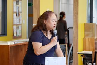 就活カフェの趣旨や就職活動の概要について説明する本間美奈子教授