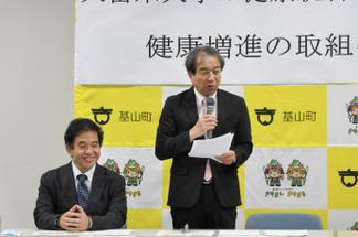 和やかな雰囲気で挨拶をする内村学長　
