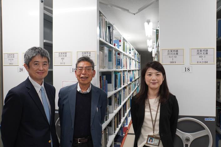 (左から)古賀邦雄河川文庫を視察する沖教授、古賀さん、案内した御井図書館工藤さん