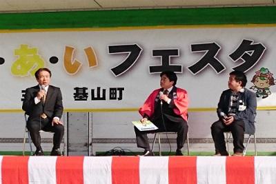 （左から）内村教授、松田町長、小路教授
