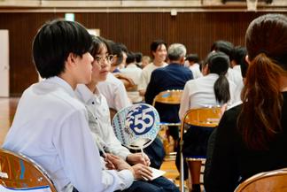 中学生と地域の大人そして大学生が１つのグループになります