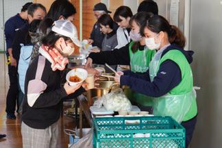 昼食を提供する学生たち