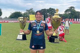 タイ大会優勝とシリーズ優勝、2つのトロフィーを手にする大橋さん