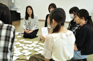 若者のジェンダー観に触れる高倉房子さん（久留米市男女平等推進センター）