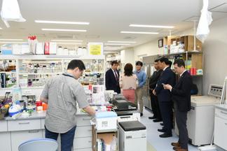 分子生命科学研究所にて