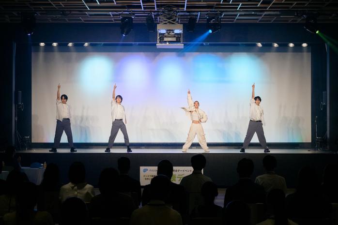 健康デーイベントで肝炎体操をベースにした健康ダンスを披露