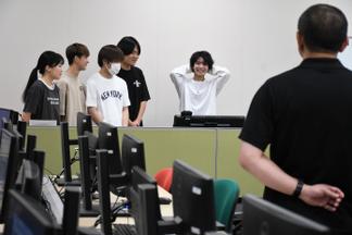 先生からの質問に思わず頭を抱える学生