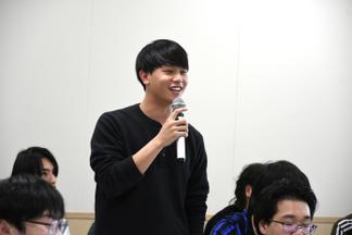 積極的に質問をする学生