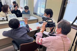 実習の様子はテレビのニュースに