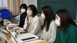 (左から)看護学科桐明あゆみ准教授、当日通訳を務めた金さん、藤本さん、原口さん