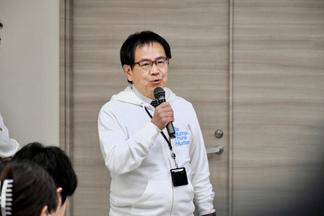 来場者に挨拶をする伊藤祐アドミッションオフィス部長